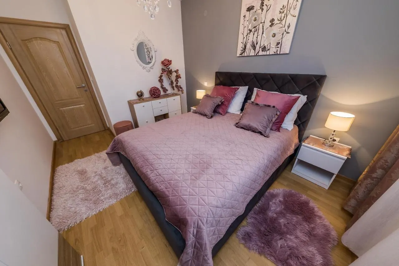 טרוגיר Ivana Apartment 0*,